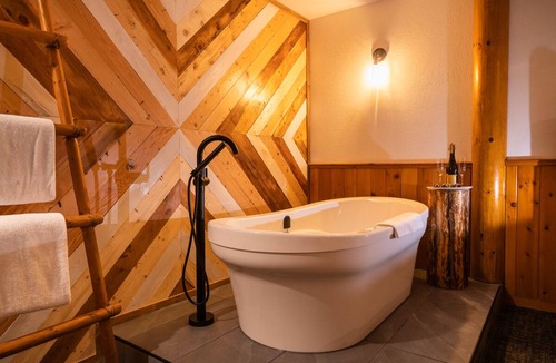 Lake Louise Cabin | Baker Creek | Superior Jacuzzi Suite