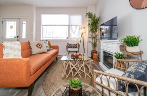 Northwest Edmonton House | Bali Style Home - King Bed - Fireplace - Jacuzzi - Fast Wi-Fi - Free Netflix & Garage Parking