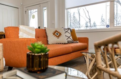 Northwest Edmonton House | Bali Style Home - King Bed - Fireplace - Jacuzzi - Fast Wi-Fi - Free Netflix & Garage Parking