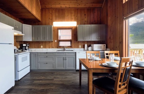Canmore Condo | Banff Gate Mountain Resort 2BR Suite Friday Check-In