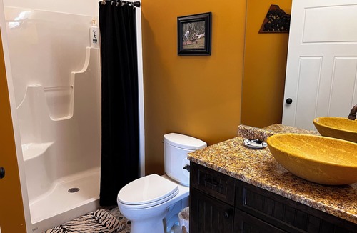 Campbell River Apartment | Bank on a View. Campbell River Vacation Rental with 3 Rooms (Pet Friendly).