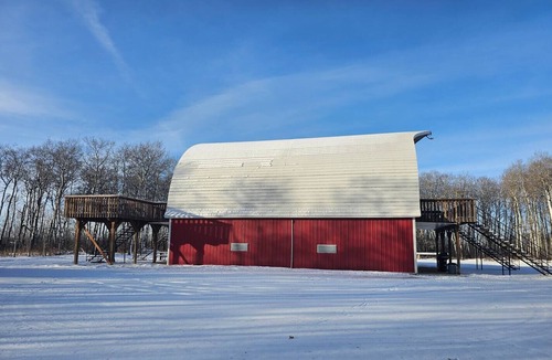 Division No. 16 House | Barn In The Bush- Room 2 Lower level 2 queen beds