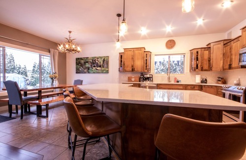 Revelstoke House | Barrel Sauna, HotTub, 2 Zero Gravity Massage Chairs, Powder Gong, Arcade & more