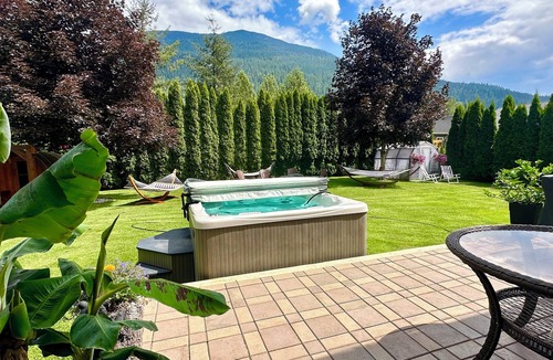 Revelstoke House | Barrel Sauna, HotTub, 2 Zero Gravity Massage Chairs, Powder Gong, Arcade & more