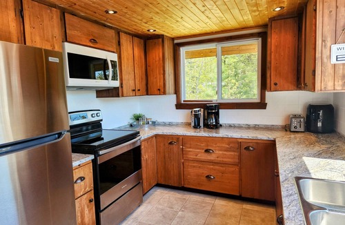 Mauricie Ski Chalet | Batiscan Riverside Nature Getaway in Mauricie - Hot tub, view & relaxation
