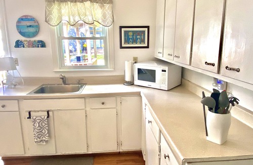 Crystal Beach Cottage | Bay Beach Cottage in Crystal Beach.perfect for a quiet getaway.