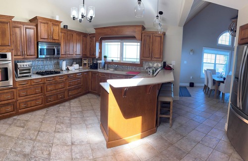 Black Rock House | Bayside RetreatnK BR ensuite bath, Q BR, Workspace, Yoga, 2nd bath, Hot tub, 4-6