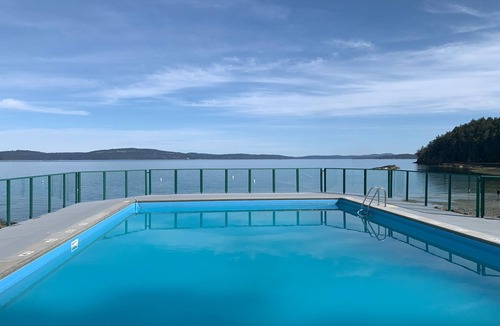 Yellow Point Condo | Beach Bliss oceanfront king studio. View, balcony, pool & hot tub. Fall rates!