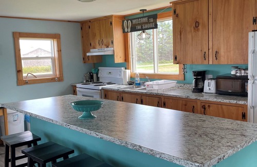 Cadman Corner Cottage | Beach-front 3 bedroom cottage with private access to a family-friendly beach.
