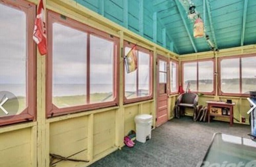 Cadman Corner Cottage | Beach-front 3 bedroom cottage with private access to a family-friendly beach.