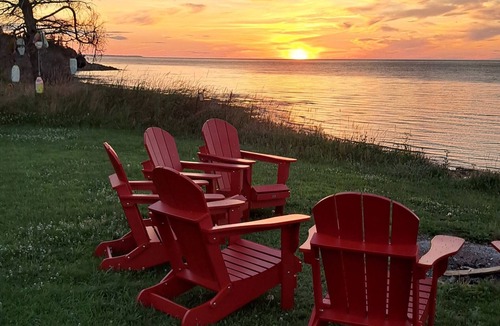 Cadman Corner Cottage | Beach-front 3 bedroom cottage with private access to a family-friendly beach.