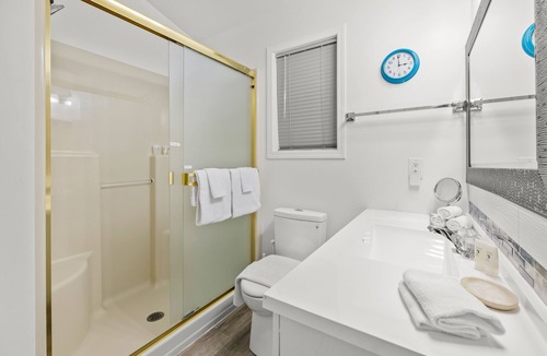 Sooke Hotel | Beach Front Retreat :Private Beach and Dock Access, Hot Tub, BBQ &Free Kayaks!