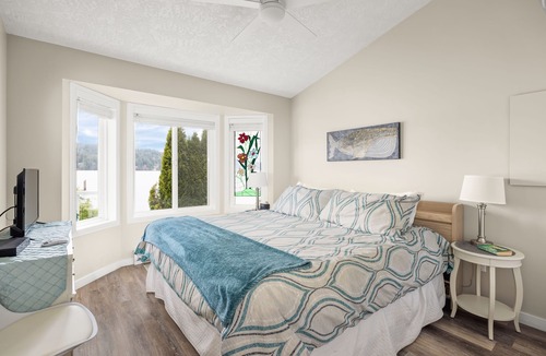 Sooke Hotel | Beach Front Retreat :Private Beach and Dock Access, Hot Tub, BBQ &Free Kayaks!
