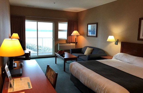 Powell River Hotel | Beach Gardens Resort and Marina