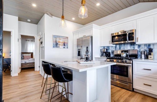 Leamington Cottage | Beach, Hot Tub, Kayaks, Sunsets and Moon lit Lakehouse!
