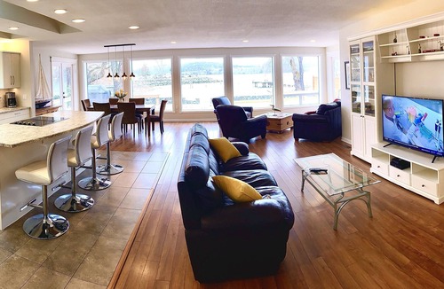 North End House | Beach House w/Private Beach, 4br, Walk to Downtown, Beside Wildlife Sanctuary