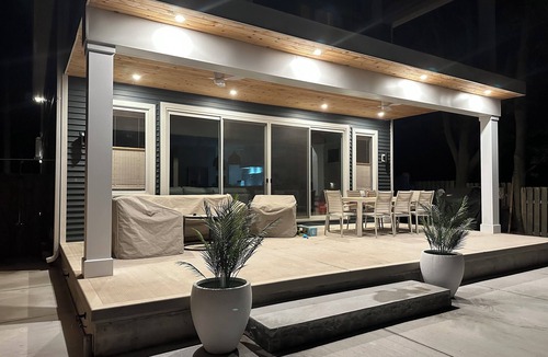 Dunnville House | Beachfront Luxury Lake Erie *Sleeps 14* HOT TUB. Great for Hosting Groups