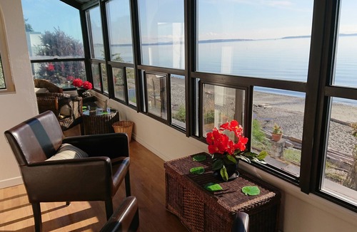 Cordova Bay Apartment | Beachfront paradise!
