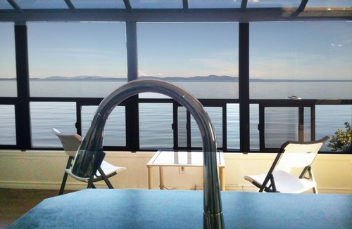 Cordova Bay Apartment | Beachfront paradise!