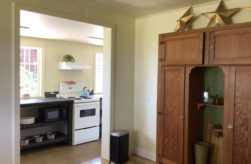 Courtenay House | Beachside bungalow with panoramic ocean views.