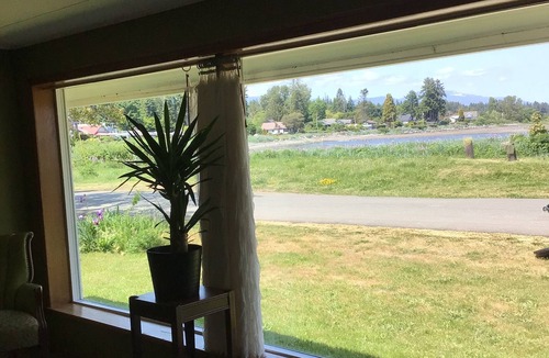 Courtenay House | Beachside bungalow with panoramic ocean views.