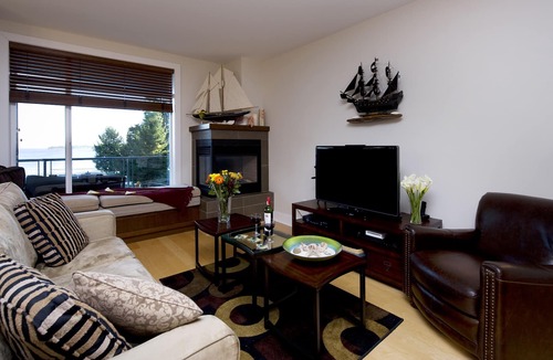 Regional District of Nanaimo House | Beachside Condo with Amazing Sea Views!