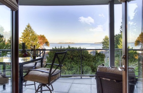 Regional District of Nanaimo House | Beachside Condo with Amazing Sea Views!