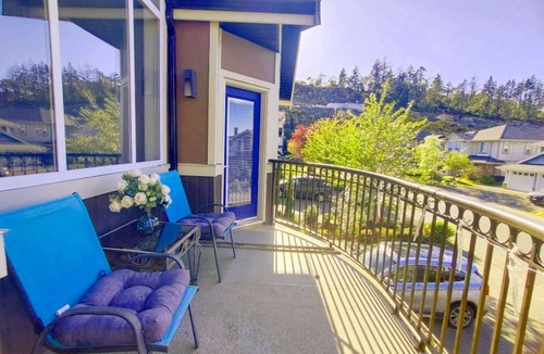 Langford House | Bear Mountain Getaway close to a golf course