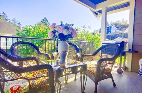 Langford House | Bear Mountain Getaway close to a golf course