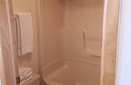 Ferndale Hotel | Bear Tracks Inn