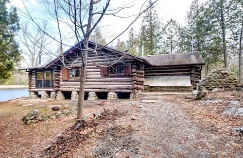 Rideau Lakes Cabin | Bears Log Cabin Retreat - private oasis on the tranquil Rideau Lakes System!
