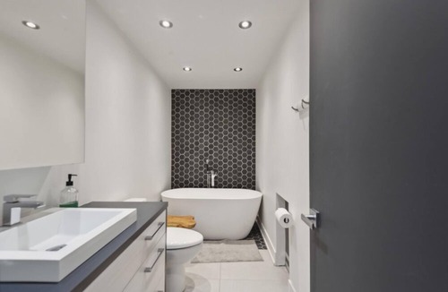 Candiac House | Beaty of the sixties a Serene Retreat near Montreal with Pool, Spa