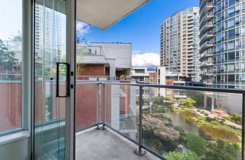 Crosstown Apartment | Beautiful 1 BR in the Heart of Downtown: Parking, Pool & Gym