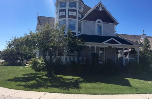 Okotoks Bed & Breakfast | Beautiful 2 Storey Victorian Bed & Breakfast