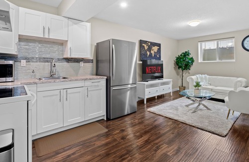 Northwest Calgary House | Beautiful 2Bedroom Basement Suite (free wifi/Parking)