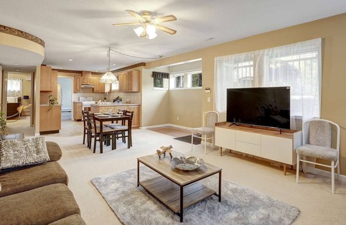 Maple Ridge House | Beautiful 3-bedroom suite on 1 Acre
