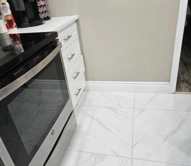Niagara Falls House | Beautiful 3 bedrooms, 2 bathrooms, 4 beds sleep 8, basement close to Falls