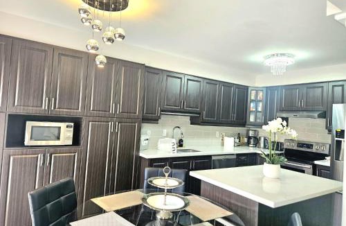 Whitby House | Beautiful 3 bedroom Entire detached home