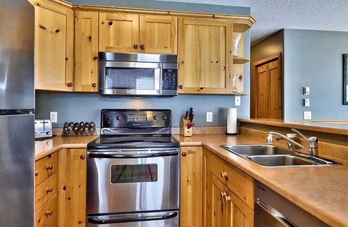 Sun Peaks House | Beautiful 4 bedroom townhouse close to village.