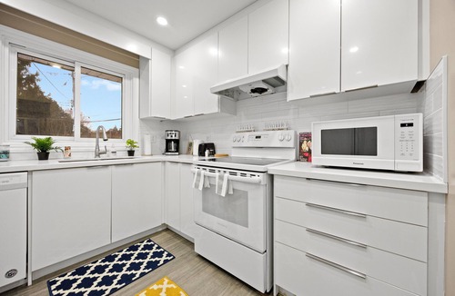 Burlington House | Beautiful 4BR Family Retreat | Burlington Comfort