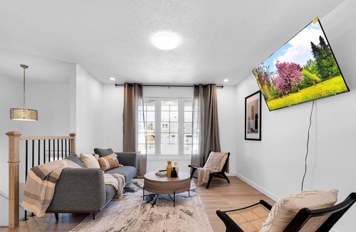 Downtown Gatineau House | Beautiful 6 bedroom home with sunroom -- 10 mins from Downtown Ottawa