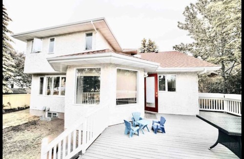 North Central Edmonton House | Beautiful and Enormous Backyard — Family Getaway