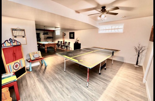 North Central Edmonton House | Beautiful and Enormous Backyard — Family Getaway