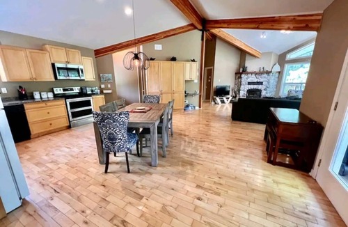 Haliburton Cottage | beautiful and private cottage by the water