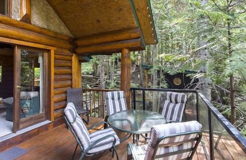 Nelson Ski Chalet | Beautiful And Private Mountainside Log Cabin - Hot Tub And 10 Min From Nelson