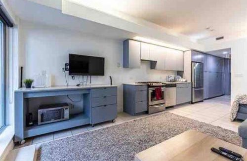 Gastown Apartment | Beautiful apartment downtown, mins to rogers arena, stadium, restaurants, shops