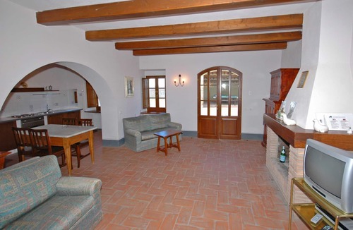Castelnuovo Berardenga Apartment | Beautiful apartment for 5 guests with A/C, pool, TV and panoramic view, close to Siena