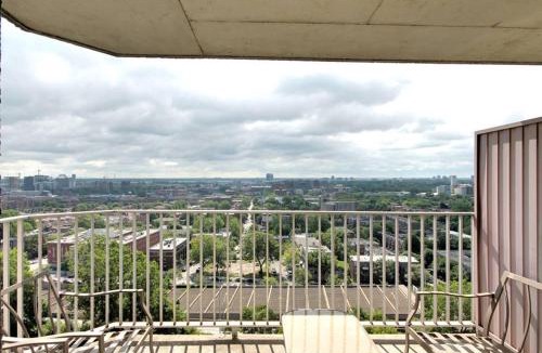 Shaughnessy Village Apartment | Beautiful APARTMENT - GORGEOUS VIEW of the city - 7 MINUTE WALK TO METRO - SELF CHECK IN