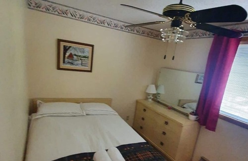 Victoria Harbour Cottage | Beautiful beach front 3BR cottage with Pool/Ping Pong table and paddle boards
