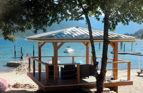 Nelson Cabin | Beautiful Beach front cottage near Nelson, BC